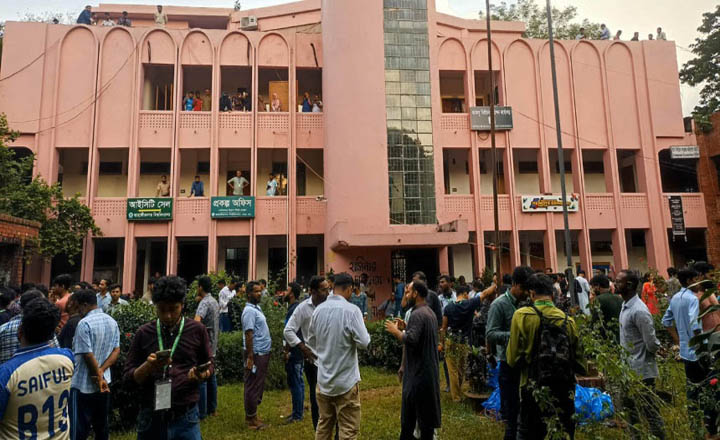 জাকসু নির্বাচন: ফলের অপেক্ষায় ক্লান্ত শিক্ষার্থীরা